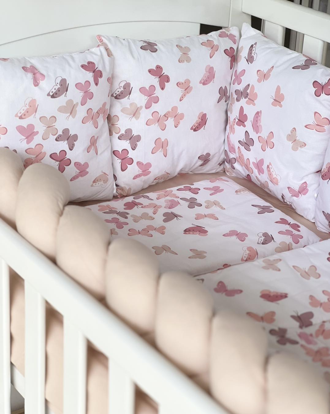 Pčelica ogradica sa pletenicom, Leptirići/Bež