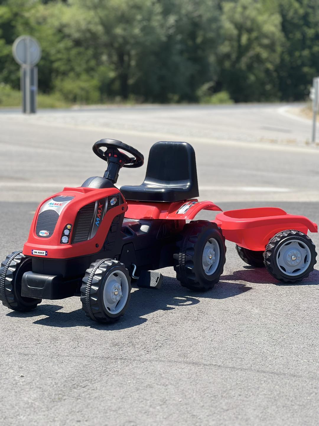 Traktor na pedale sa prikolicom, Red