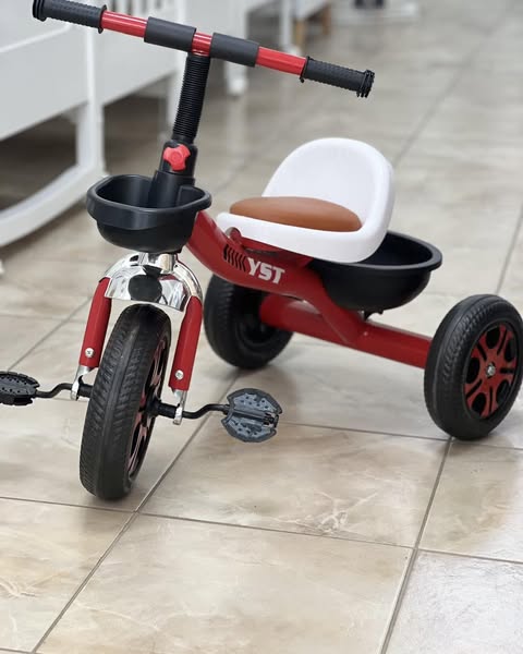 Tricikl na pedale, Crveni