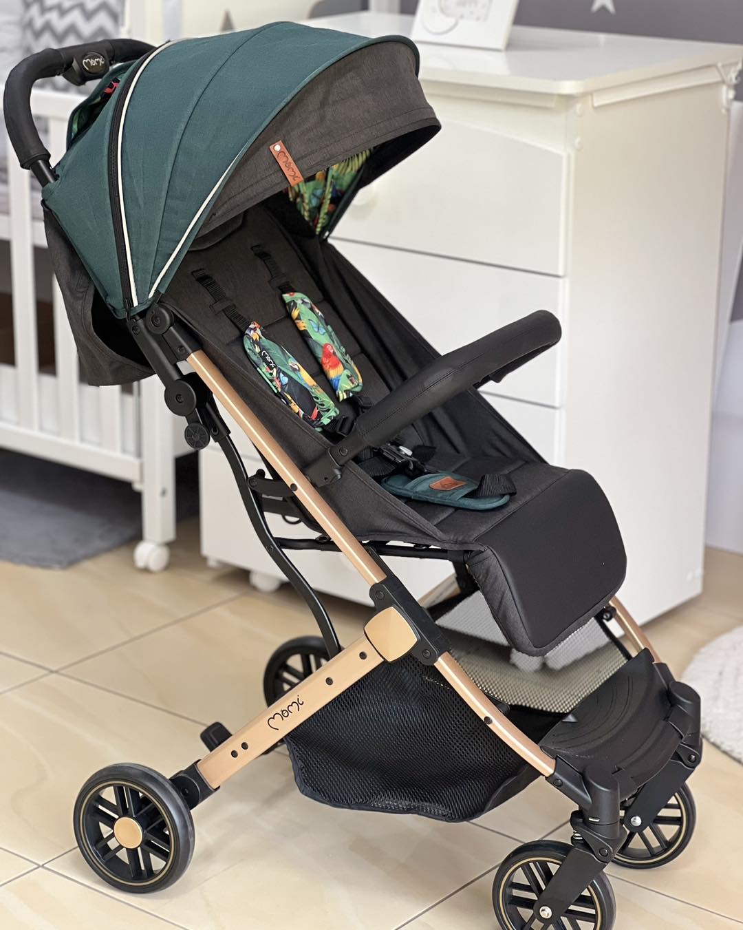 Kisobran kolica Momi Estelle Black and Jungle